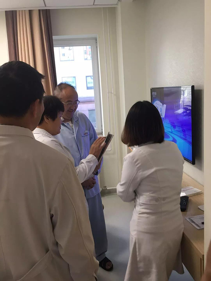 康復(fù)師對(duì)患者講解康復(fù)知識(shí)